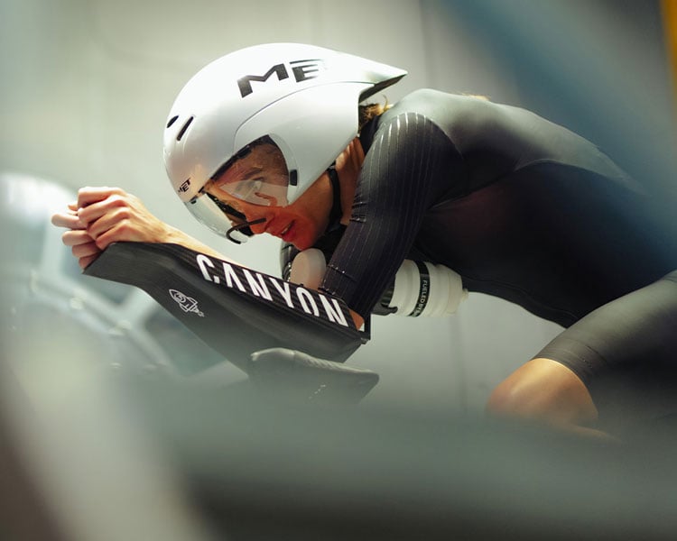 laura-philipp-wind-tunnel-thumb-desk.jpg